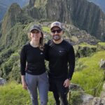 Viajeros frente al Huayna Picchu y la ciudadela de Machu Picchu