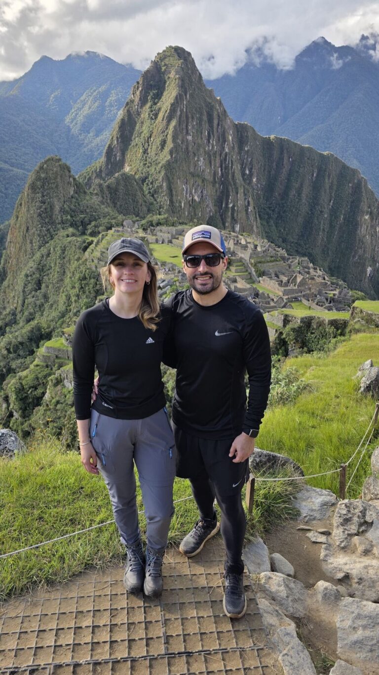 Viajeros frente al Huayna Picchu y la ciudadela de Machu Picchu
