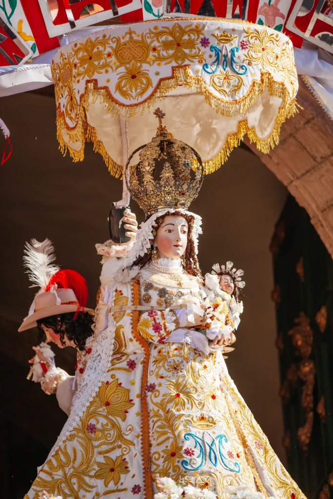 Detalle de la Virgen de Belén, patrona jurada del Cusco, con su manto bordado y su corona