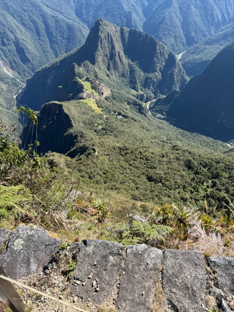 Vista del valle y la ciudadela desde un muro inca de la Montaña Machu Picchu