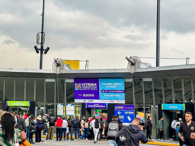 Entrada de la Vitrina Turística de ANATO 2025 en Corferias, Bogotá