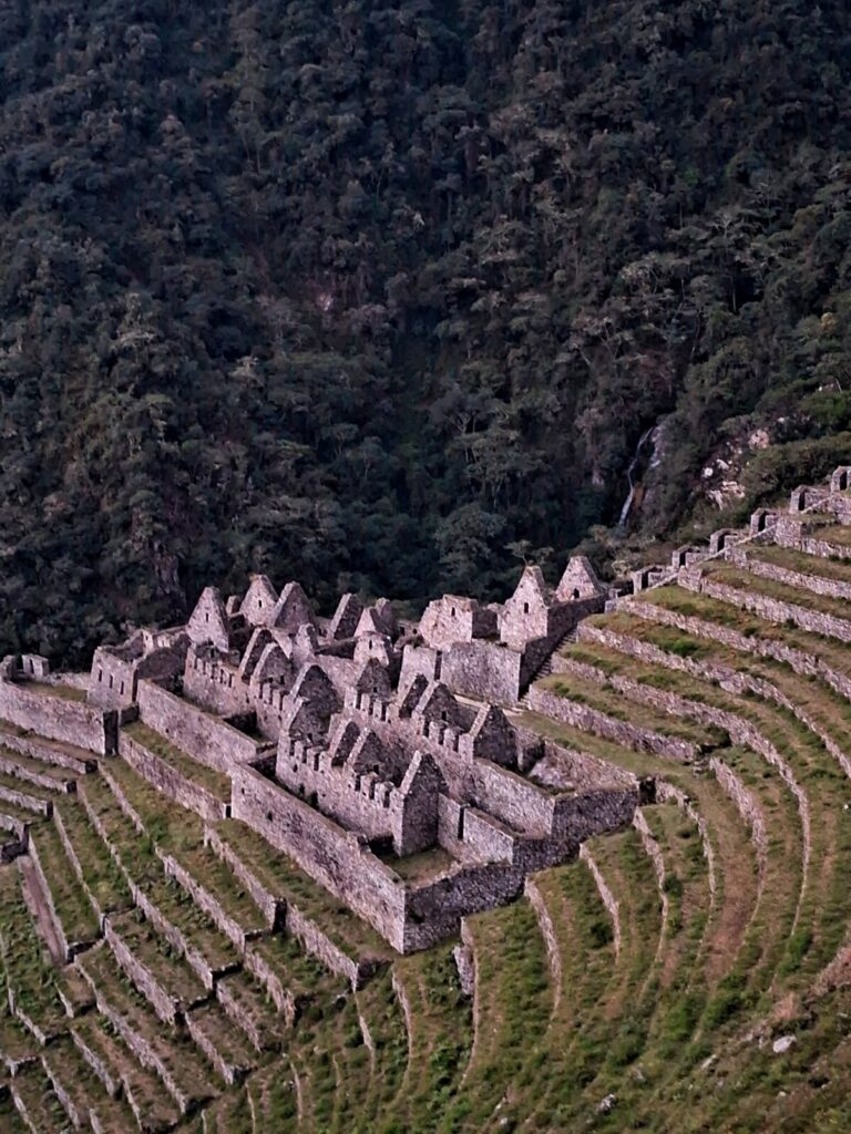 Wiñay Wayna, con sus recintos y andenes en curva, visto desde arriba en el Camino Inca