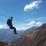 Tirolesa (zip line) con las montañas del Valle Sagrado al fondo